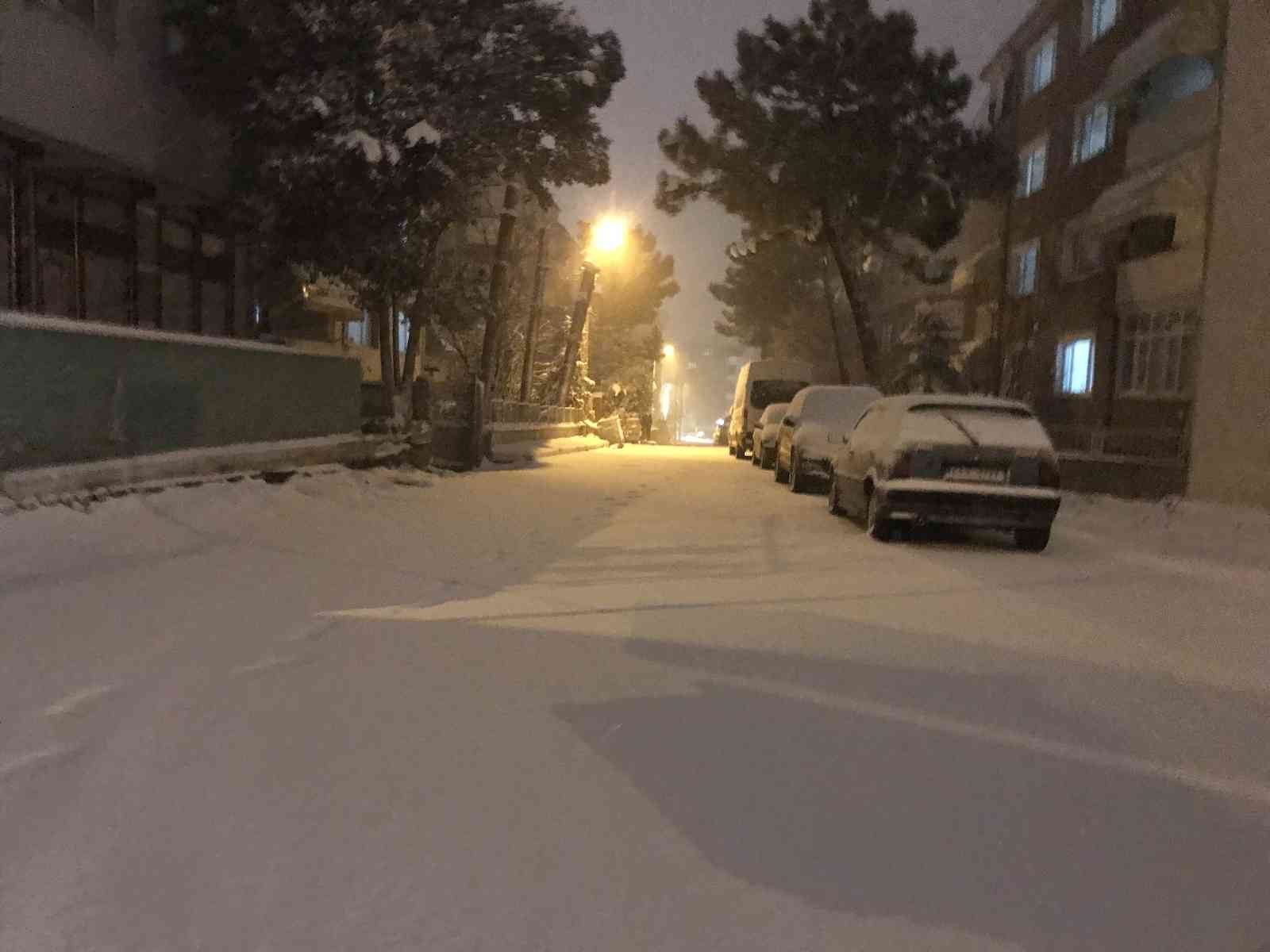 Kocaeli’de akşam saatlerinde başlayan yoğun kar yağışı etkisini arttırarak sürdürüyor. Yolda kalan sürücülerin yardımına vatandaşlar yetişirken ...