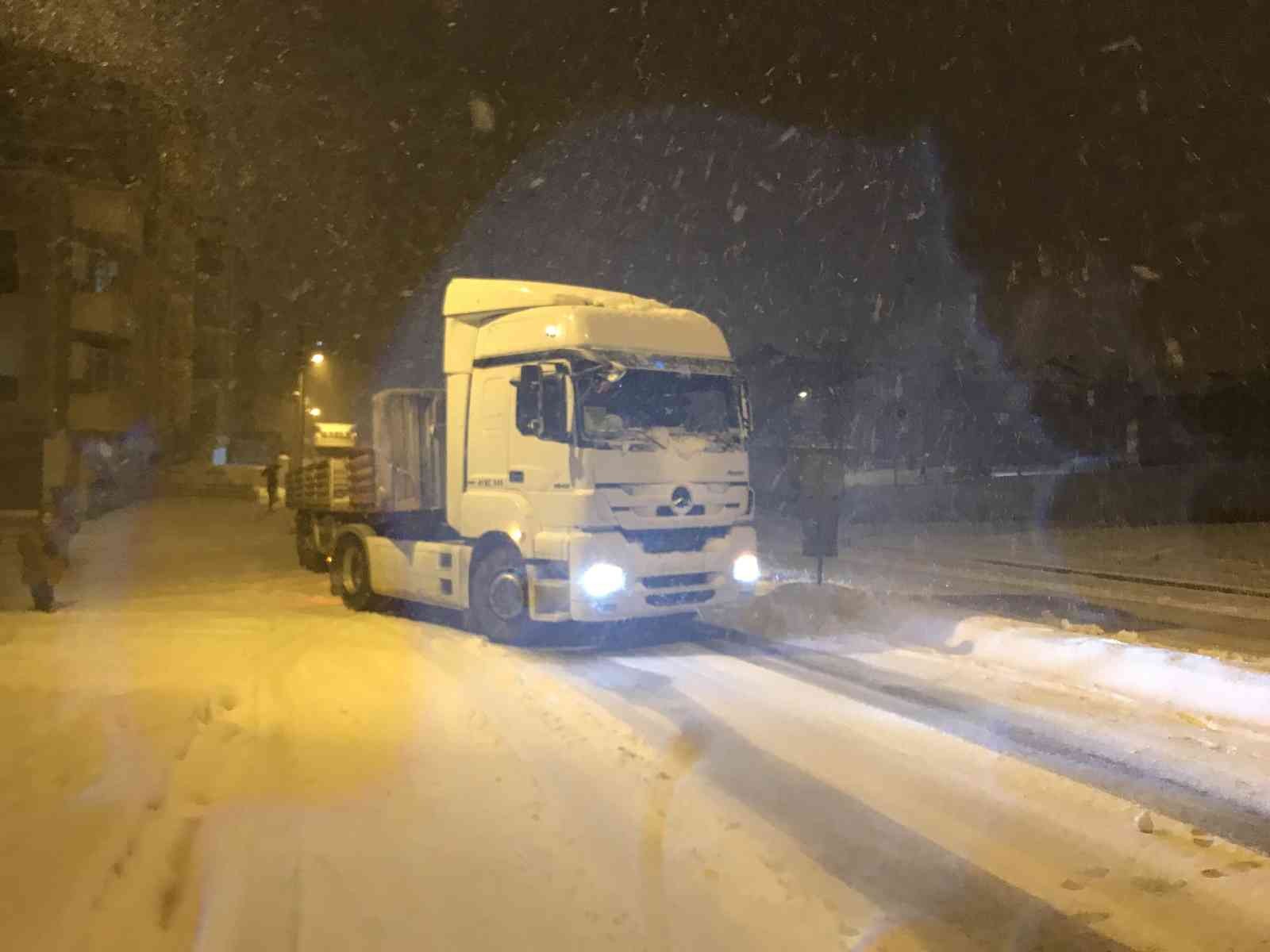 Kocaeli’de akşam saatlerinde başlayan yoğun kar yağışı etkisini arttırarak sürdürüyor. Yolda kalan sürücülerin yardımına vatandaşlar yetişirken ...