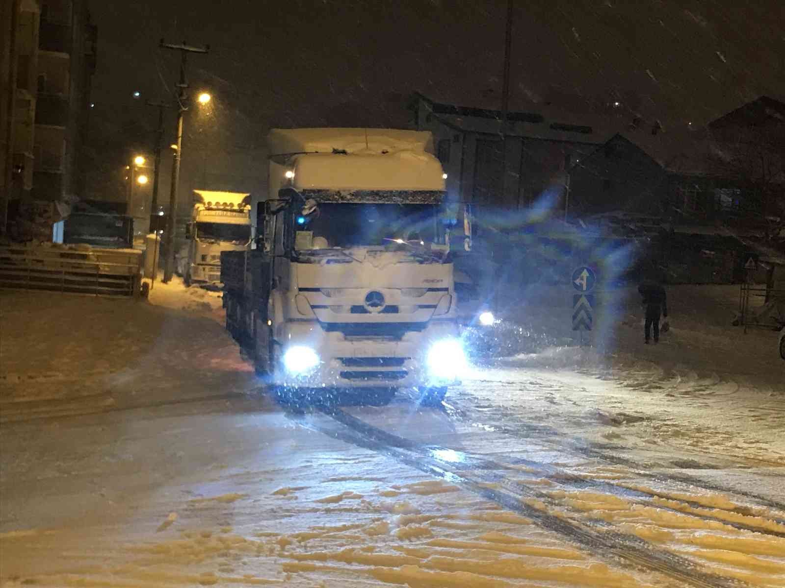 Kocaeli’de akşam saatlerinde başlayan yoğun kar yağışı etkisini arttırarak sürdürüyor. Yolda kalan sürücülerin yardımına vatandaşlar yetişirken ...