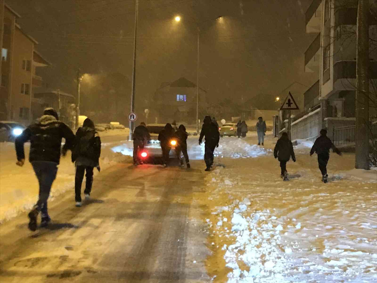 Kocaeli’de akşam saatlerinde başlayan yoğun kar yağışı etkisini arttırarak sürdürüyor. Yolda kalan sürücülerin yardımına vatandaşlar yetişirken ...