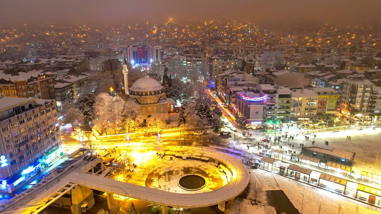 Kocaeli, mart ayında yağan karla farklı bir güzelliğe büründü. Şehrin ışıkları kar ile birleşince ortaya kartpostallık manzaralar çıktı. Kocaeli ...