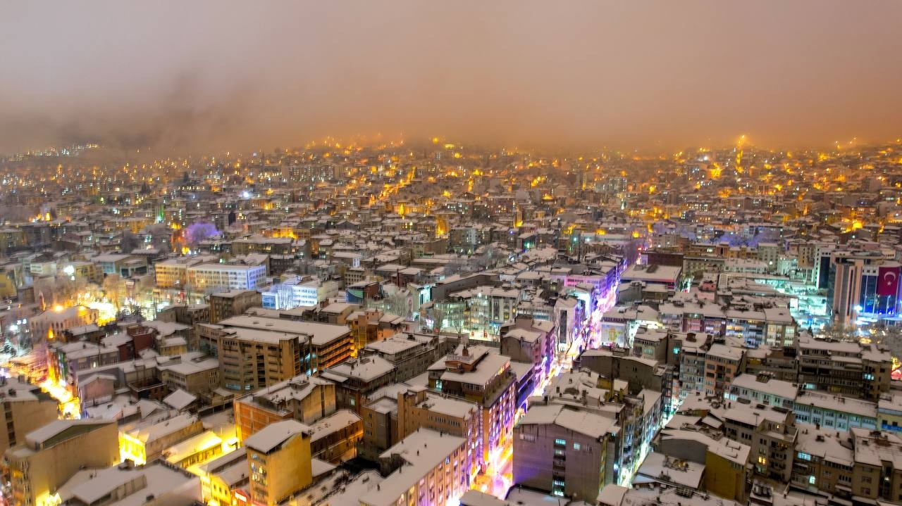 Kocaeli, mart ayında yağan karla farklı bir güzelliğe büründü. Şehrin ışıkları kar ile birleşince ortaya kartpostallık manzaralar çıktı. Kocaeli ...