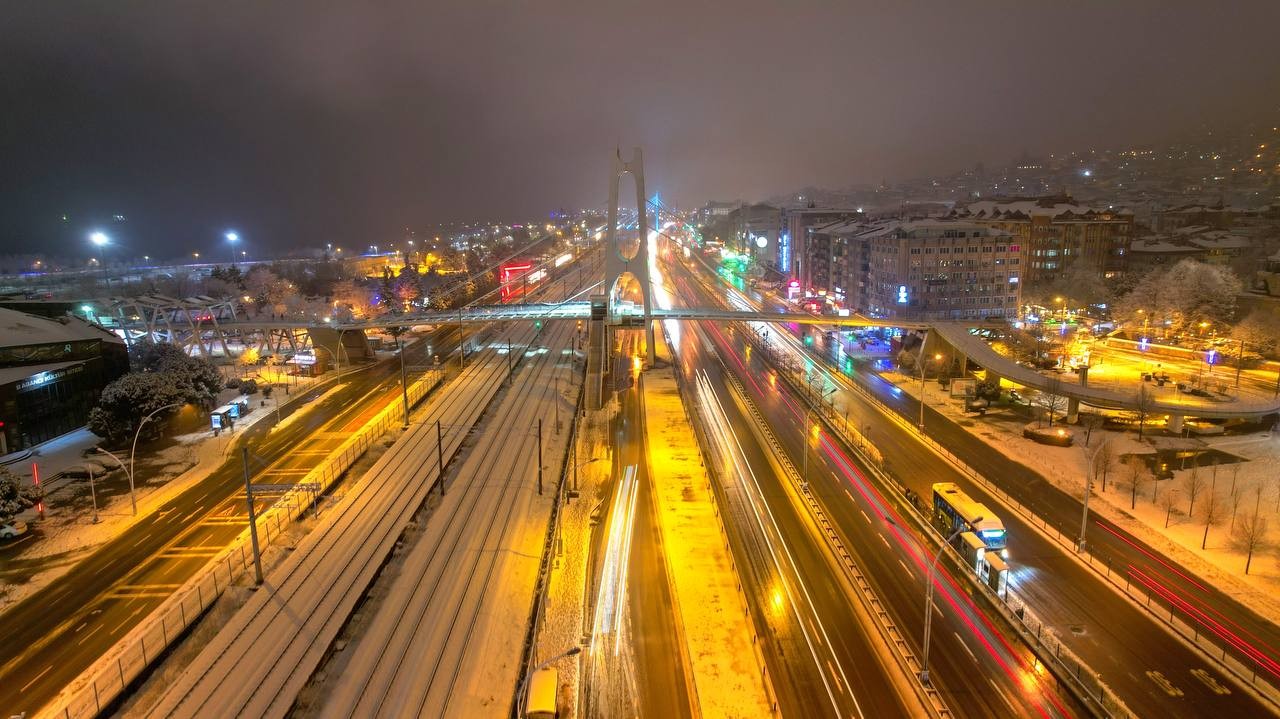 Kocaeli, mart ayında yağan karla farklı bir güzelliğe büründü. Şehrin ışıkları kar ile birleşince ortaya kartpostallık manzaralar çıktı. Kocaeli ...