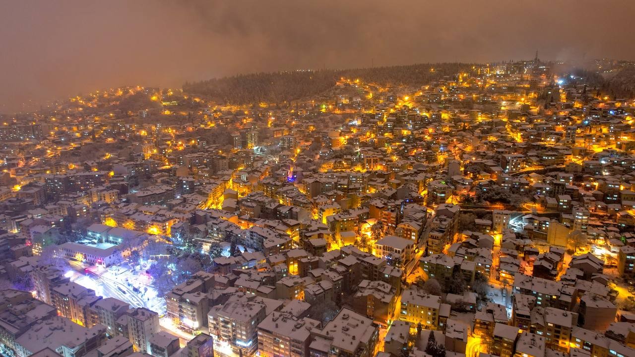 Kocaeli, mart ayında yağan karla farklı bir güzelliğe büründü. Şehrin ışıkları kar ile birleşince ortaya kartpostallık manzaralar çıktı. Kocaeli ...