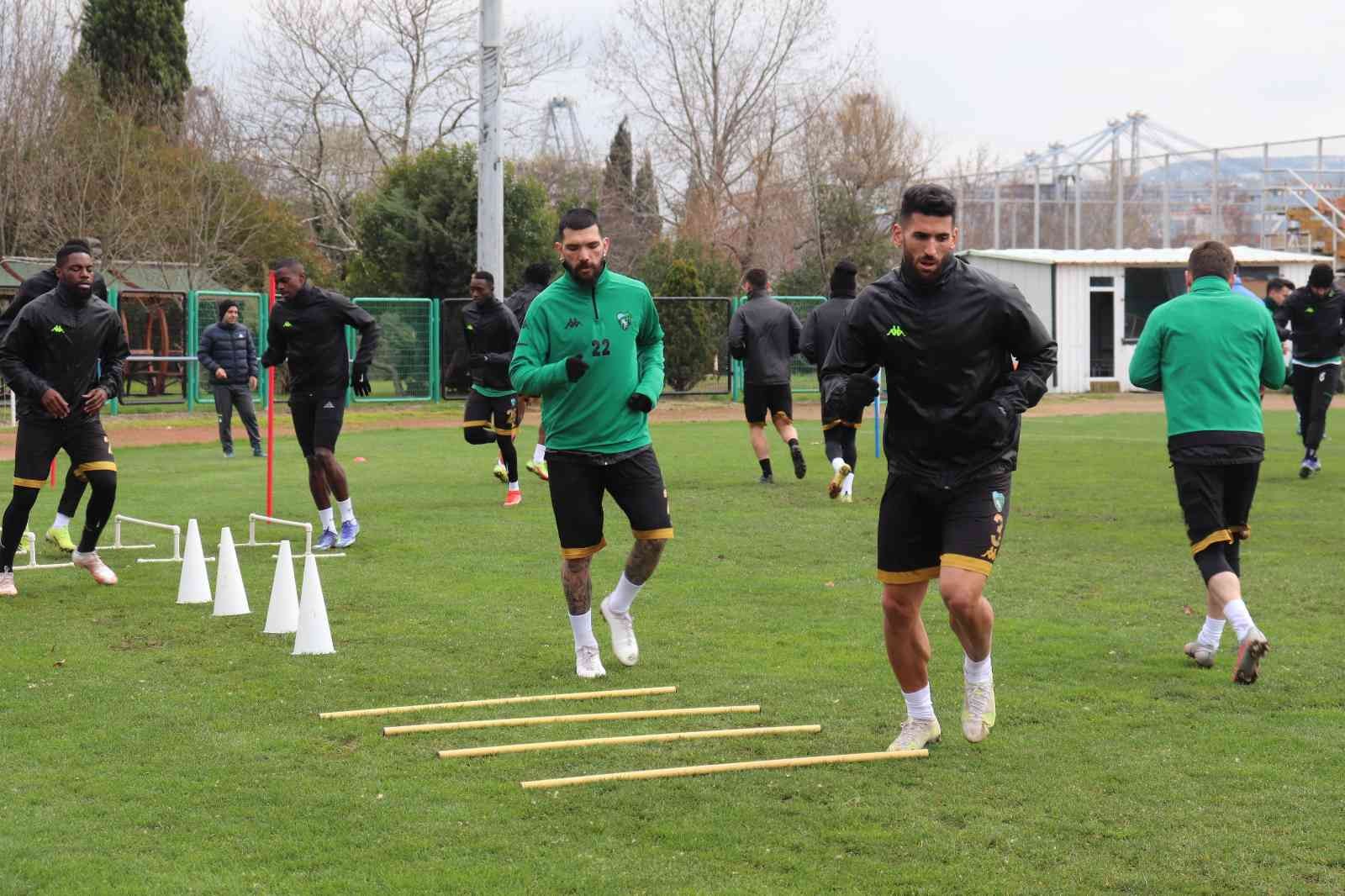 Ligdeki son maçında Keçiörengücü’nü mağlup eden Kocaelispor’da Gençlerbirliği hazırlıkları devam ediyor. Yeşil-siyahlılar galibiyet serisini ...