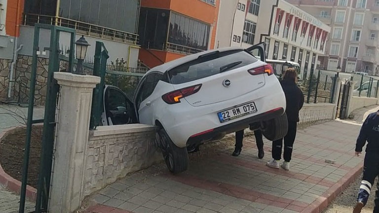 Edirne’nin Keşan ilçesinde sürücüsünün hakimiyetini kaybettiği otomobil, yol kenarındaki bahçe duvarına çarptı. Kaza, bugün Yeni Mahalle’de ...