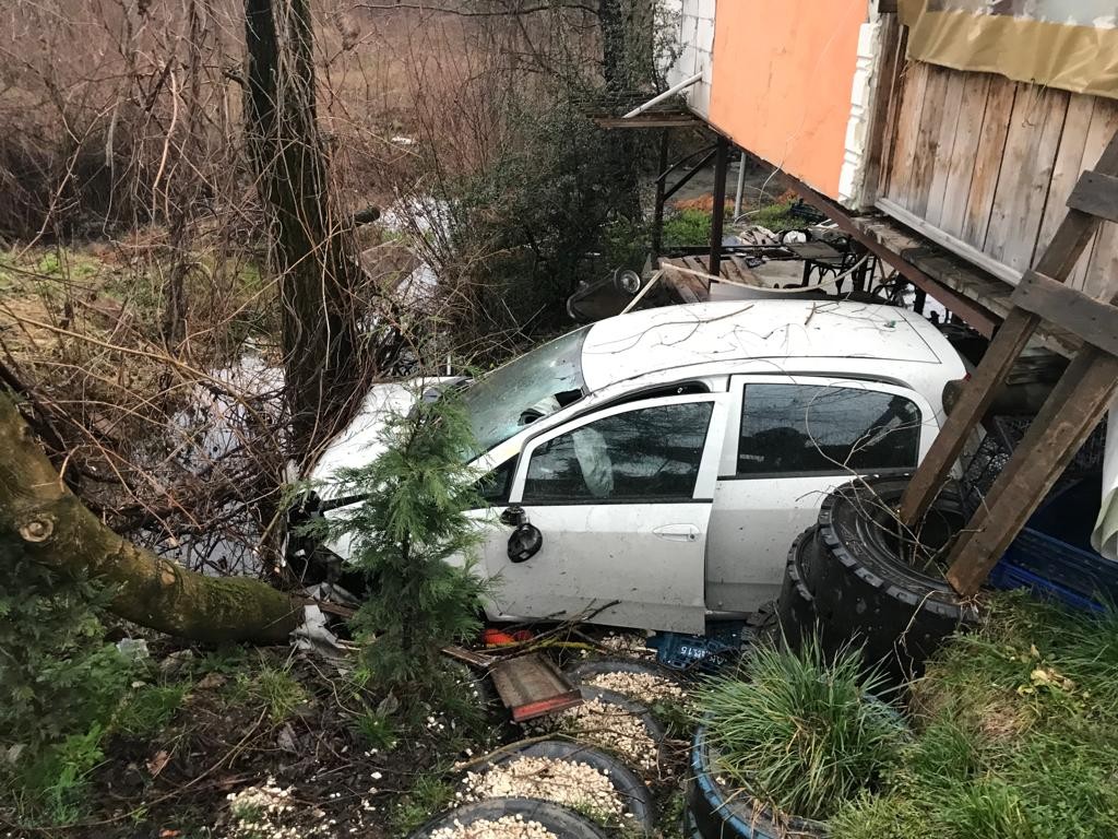 Sakarya’nın Akyazı ilçesinde sürücüsünün direksiyon hakimiyetini kaybetmesi neticesinde kontrolden çıkan otomobil, barakanın altından geçerek ...