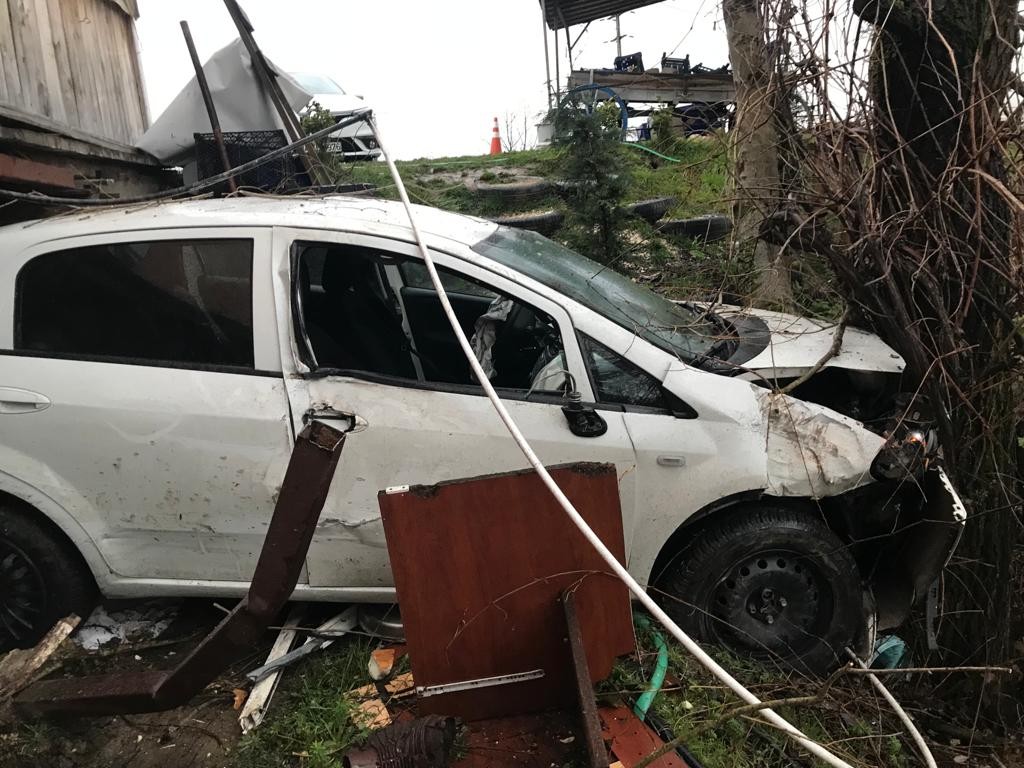 Sakarya’nın Akyazı ilçesinde sürücüsünün direksiyon hakimiyetini kaybetmesi neticesinde kontrolden çıkan otomobil, barakanın altından geçerek ...