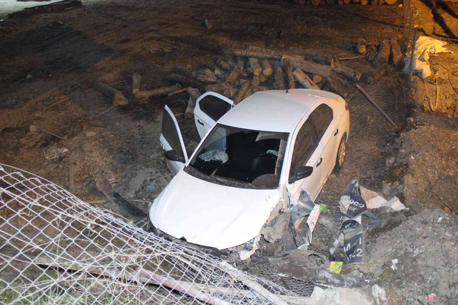 Kocaeli’nin Başiskele ilçesinde kontrolden çıkan otomobil kütüklerin istiflendiği alana uçtu. Kazada 1 kişi yaralandı. Kaza, gece saatlerinde D ...