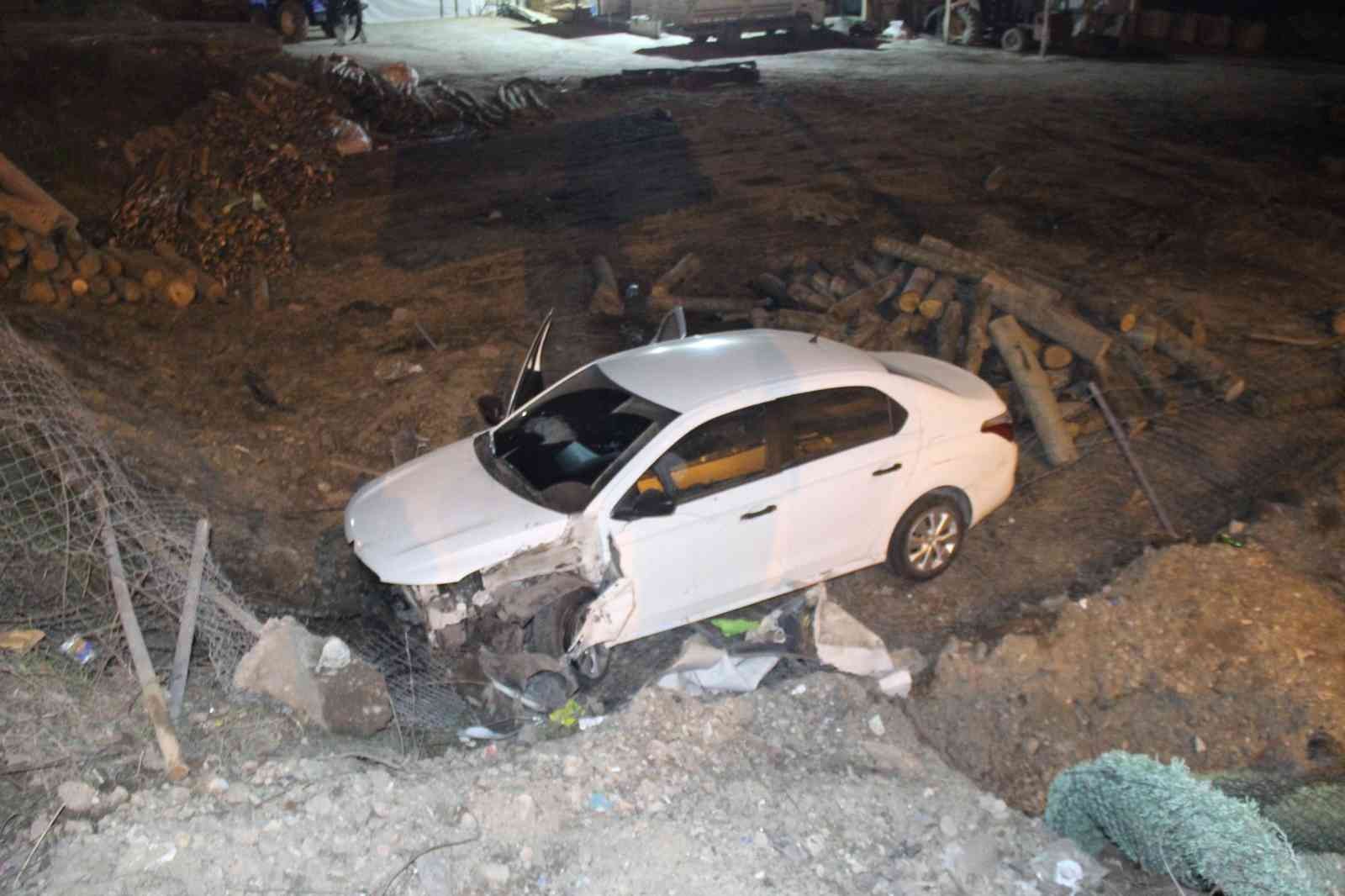 Kocaeli’nin Başiskele ilçesinde kontrolden çıkan otomobil kütüklerin istiflendiği alana uçtu. Kazada 1 kişi yaralandı. Kaza, gece saatlerinde D ...