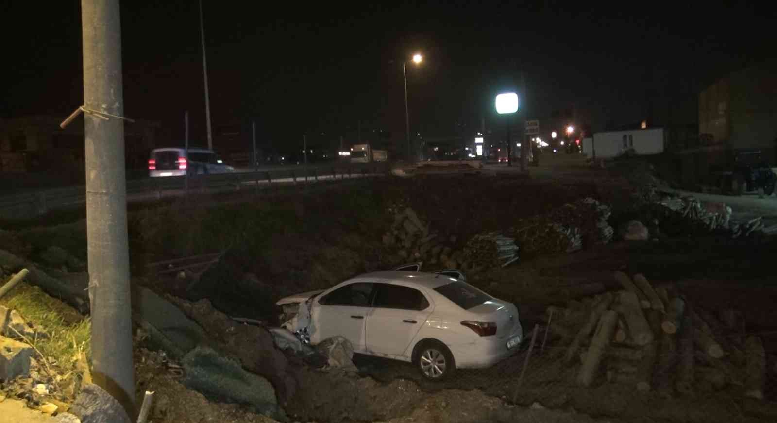 Kocaeli’nin Başiskele ilçesinde kontrolden çıkan otomobil kütüklerin istiflendiği alana uçtu. Kazada 1 kişi yaralandı. Kaza, gece saatlerinde D ...