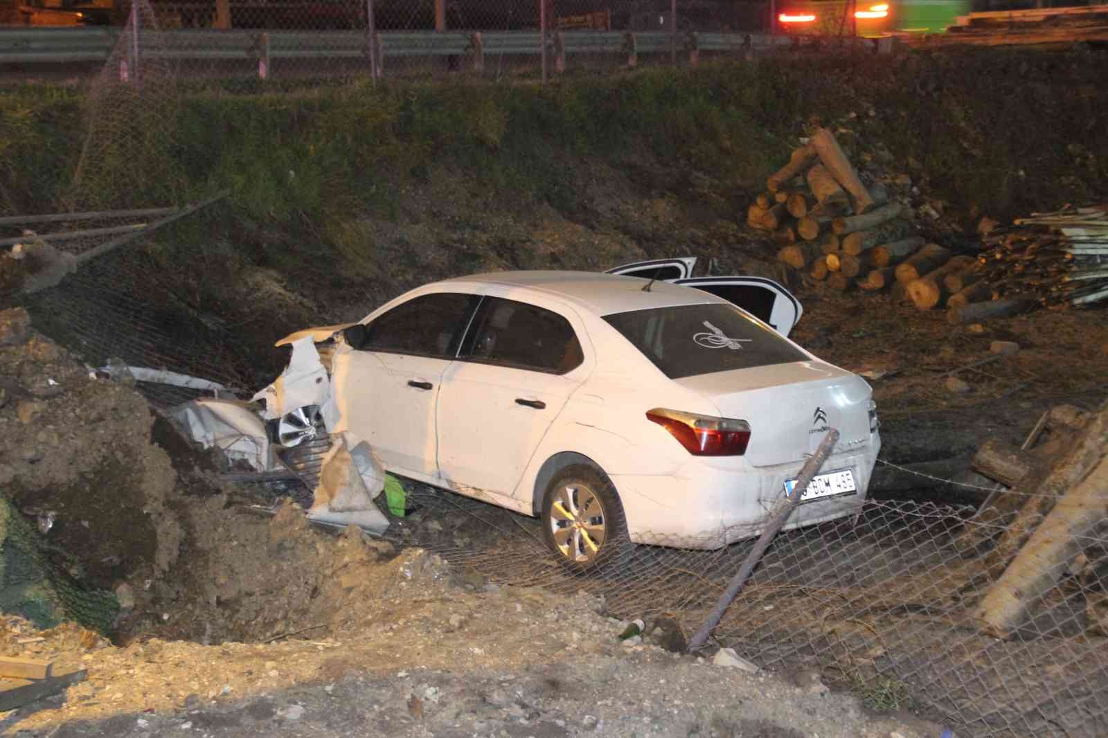 Kocaeli’nin Başiskele ilçesinde kontrolden çıkan otomobil kütüklerin istiflendiği alana uçtu. Kazada 1 kişi yaralandı. Kaza, gece saatlerinde D ...