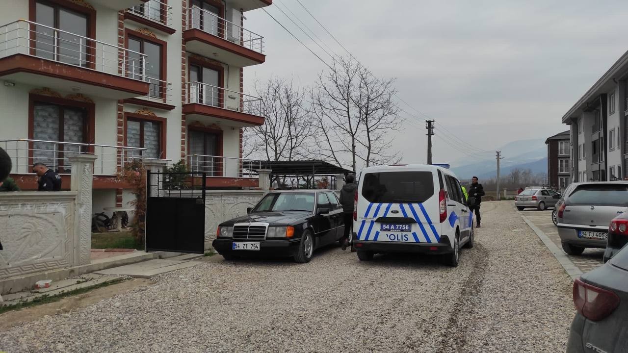 Sakarya’nın Akyazı ilçesinde köpek meselesi yüzünden çıktığı iddia edilen ve subay olan eşinin silahıyla karı-kocayı yaralayan kadın sosyal medya ...