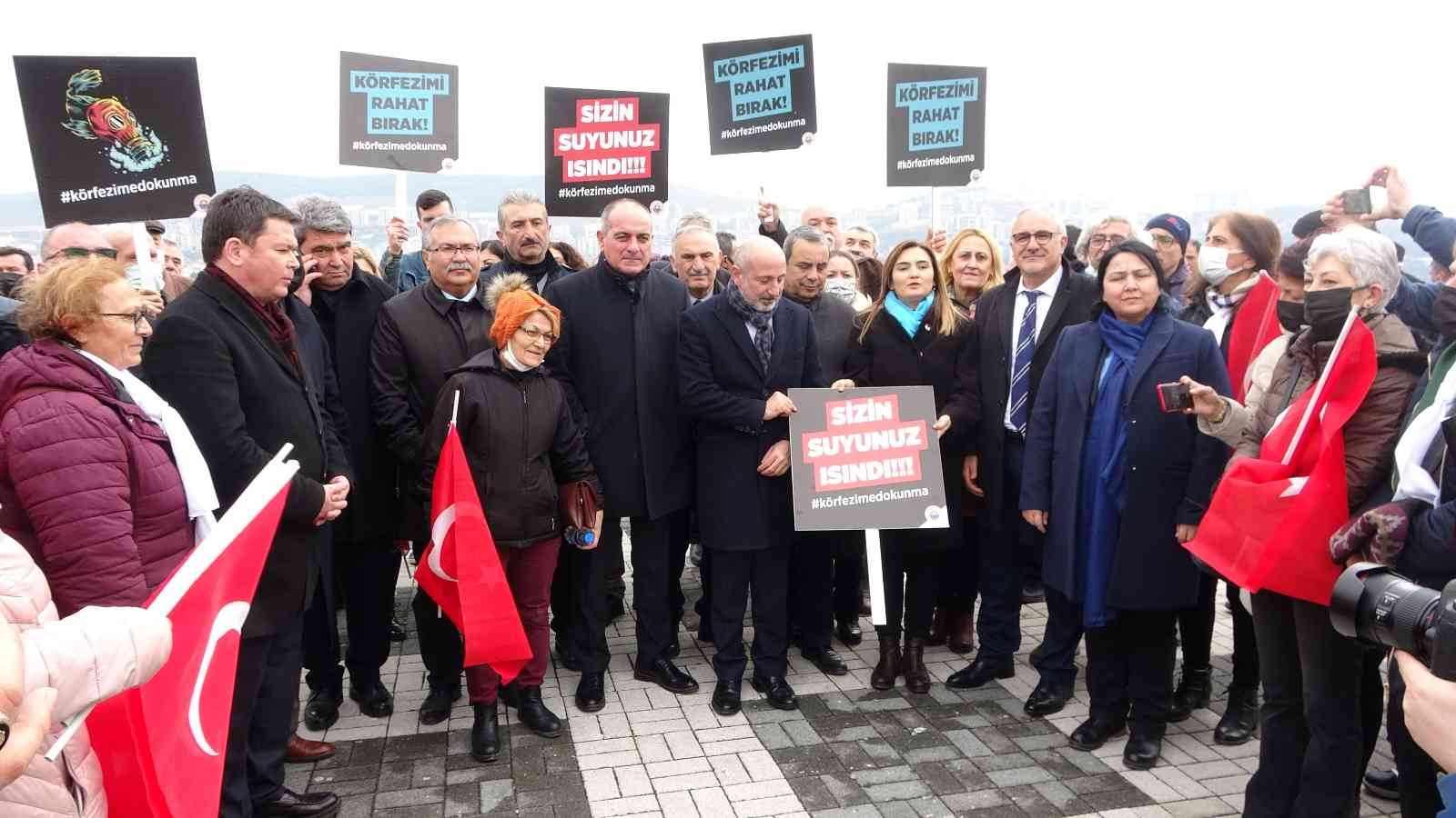 Bursa’nın Gemlik ilçesinde bir araya gelen vatandaşlar "Körfezime dokunma" çağrısında bulundu. Gemlik Belediyesi öncülüğünde Marmara Denizi ...