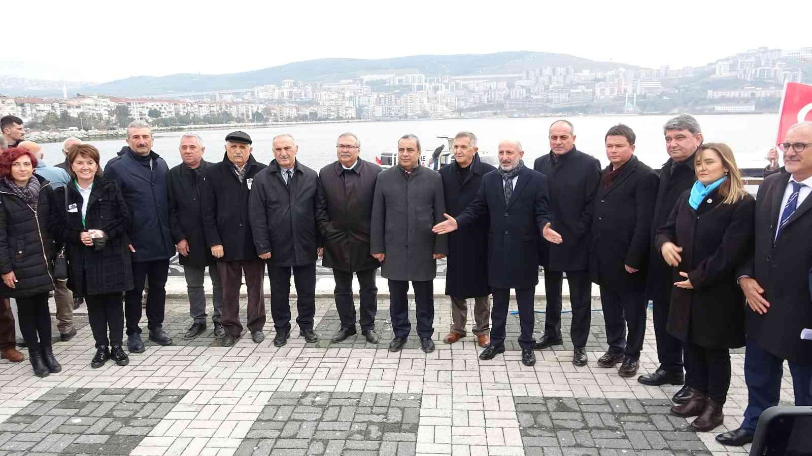 Bursa’nın Gemlik ilçesinde bir araya gelen vatandaşlar "Körfezime dokunma" çağrısında bulundu. Gemlik Belediyesi öncülüğünde Marmara Denizi ...