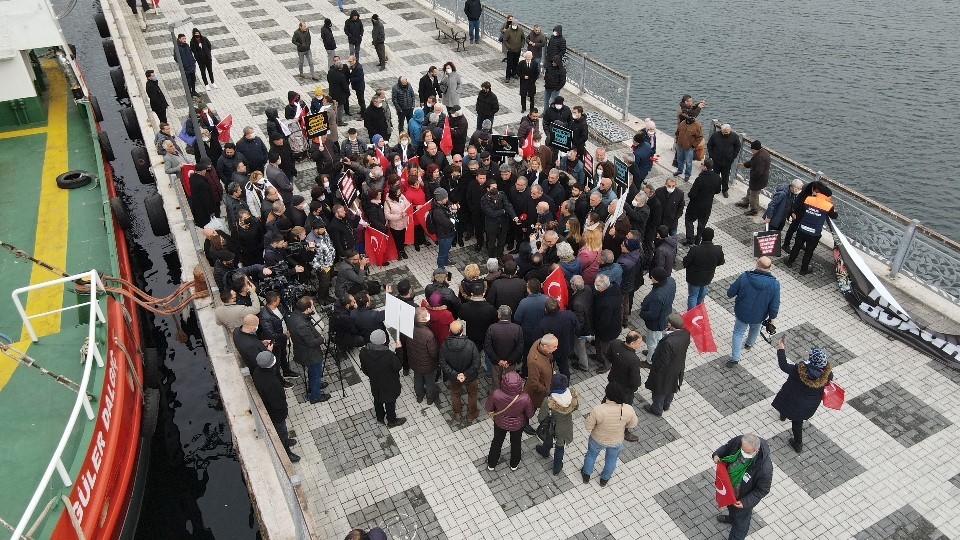 Bursa’nın Gemlik ilçesinde bir araya gelen vatandaşlar "Körfezime dokunma" çağrısında bulundu. Gemlik Belediyesi öncülüğünde Marmara Denizi ...