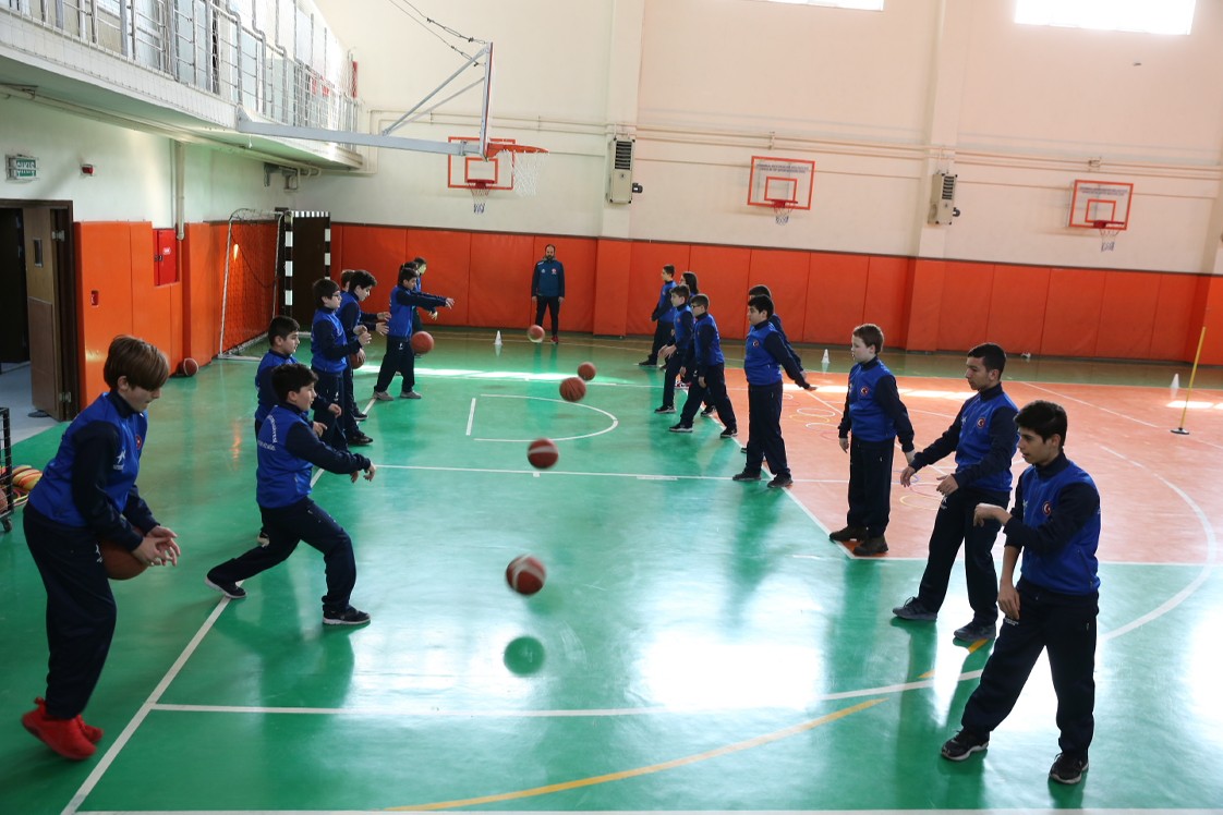 Basketboldan, voleybola, güreşten, jimnastiğe Küçükçekmece Belediyesi, yaz kış demeden 6-14 yaş aralığındaki tüm çocuklara sporun tam 19 ...