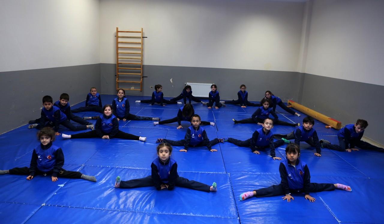 Basketboldan, voleybola, güreşten, jimnastiğe Küçükçekmece Belediyesi, yaz kış demeden 6-14 yaş aralığındaki tüm çocuklara sporun tam 19 ...