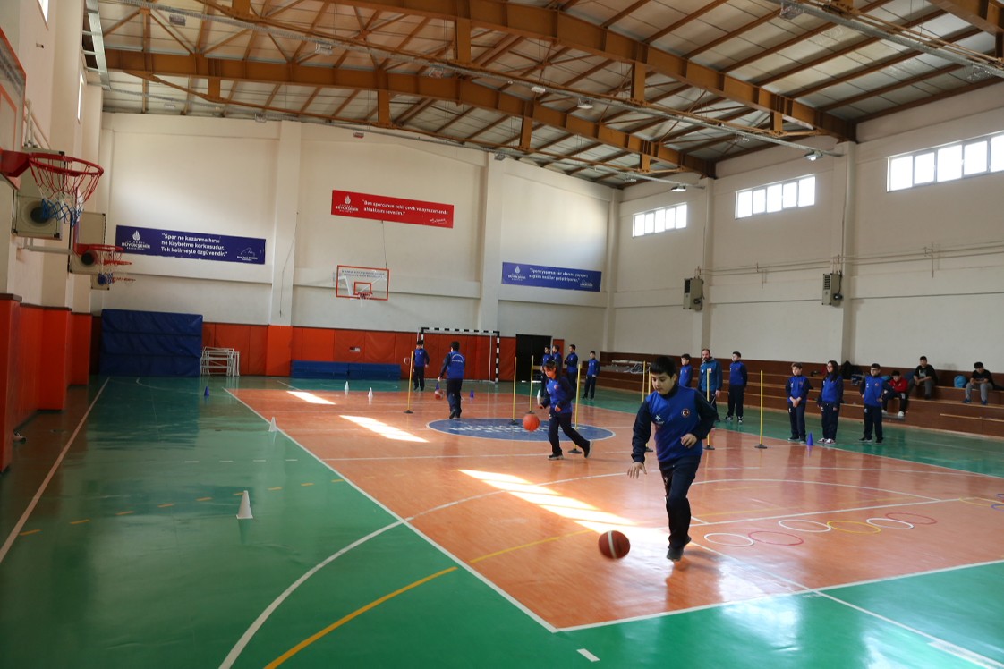 Basketboldan, voleybola, güreşten, jimnastiğe Küçükçekmece Belediyesi, yaz kış demeden 6-14 yaş aralığındaki tüm çocuklara sporun tam 19 ...