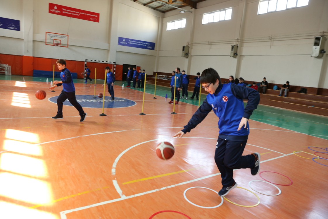 Basketboldan, voleybola, güreşten, jimnastiğe Küçükçekmece Belediyesi, yaz kış demeden 6-14 yaş aralığındaki tüm çocuklara sporun tam 19 ...