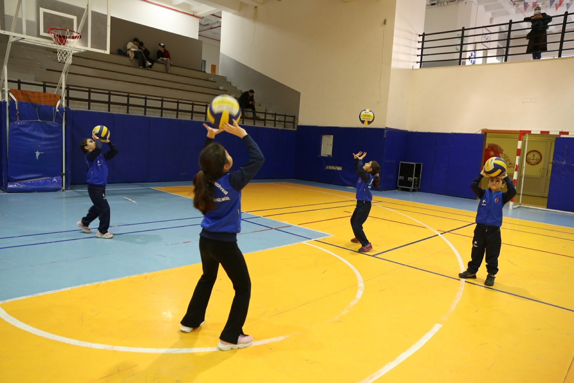 Basketboldan, voleybola, güreşten, jimnastiğe Küçükçekmece Belediyesi, yaz kış demeden 6-14 yaş aralığındaki tüm çocuklara sporun tam 19 ...