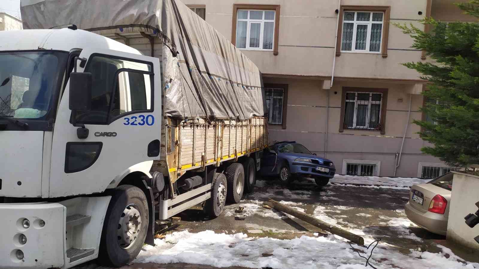 Küçükçekmece’de freni boşalan kamyon, iki otomobile çarptı. Kamyon sürüklediği otomobille birlikte bir binanın duvarına çarparak durdu. Binanın ...