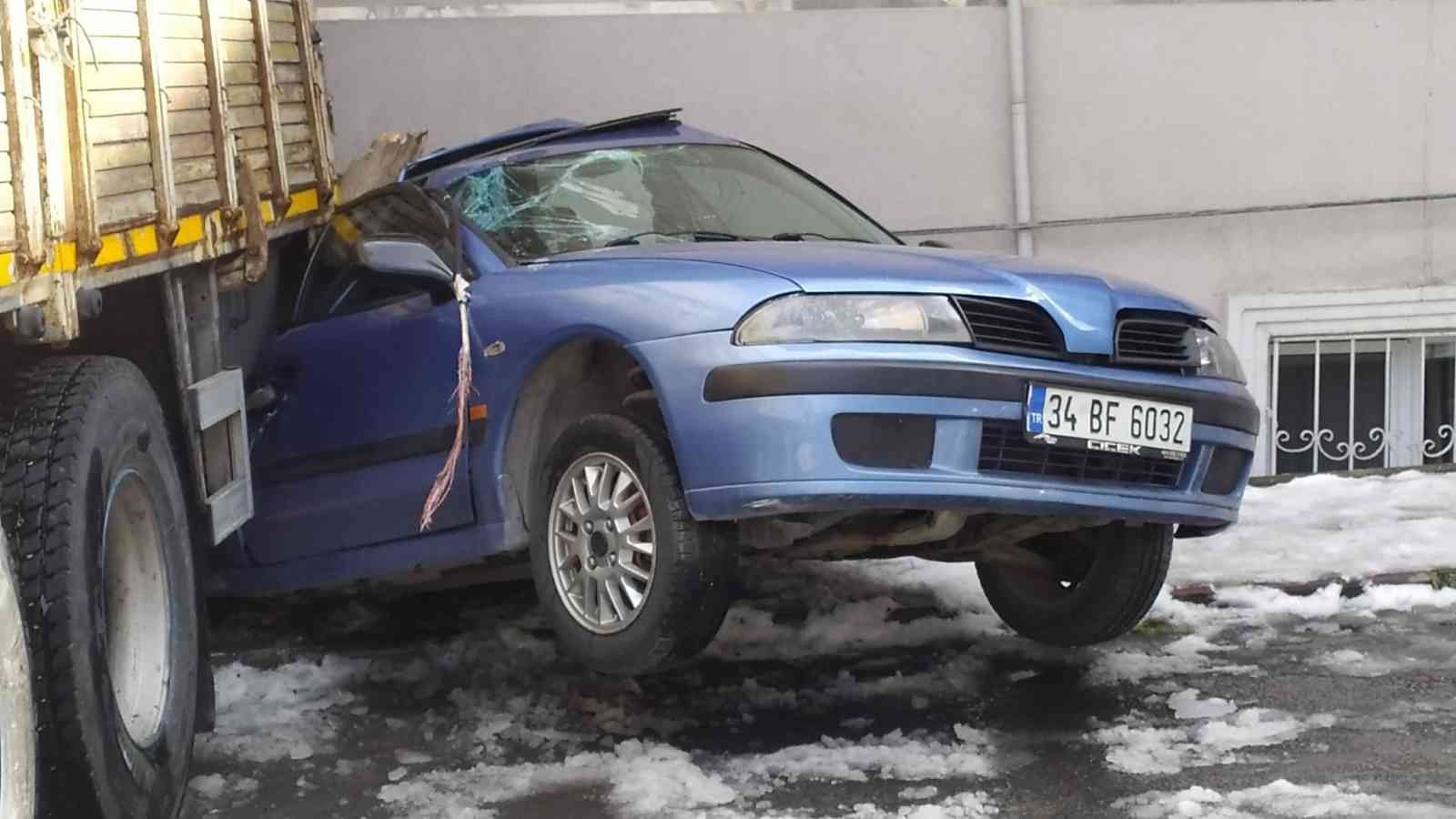 Küçükçekmece’de freni boşalan kamyon, iki otomobile çarptı. Kamyon sürüklediği otomobille birlikte bir binanın duvarına çarparak durdu. Binanın ...