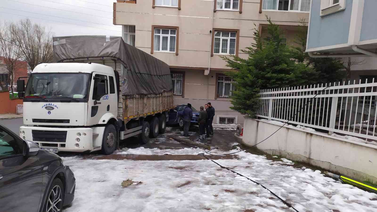 Küçükçekmece’de freni boşalan kamyon, iki otomobile çarptı. Kamyon sürüklediği otomobille birlikte bir binanın duvarına çarparak durdu. Binanın ...