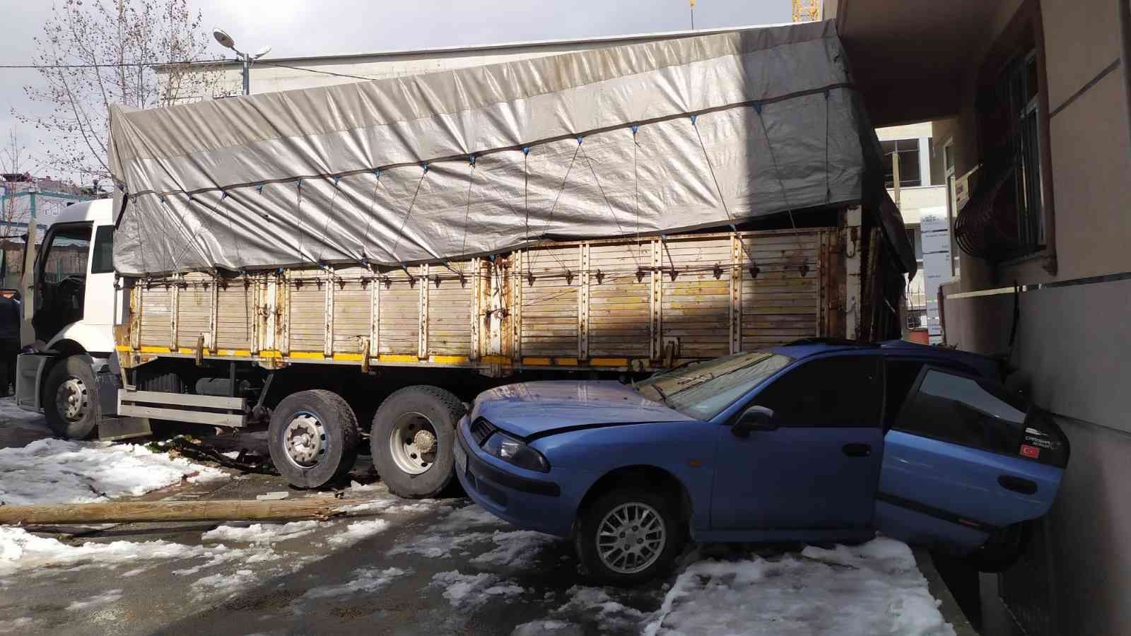 Küçükçekmece’de freni boşalan kamyon, iki otomobile çarptı. Kamyon sürüklediği otomobille birlikte bir binanın duvarına çarparak durdu. Binanın ...