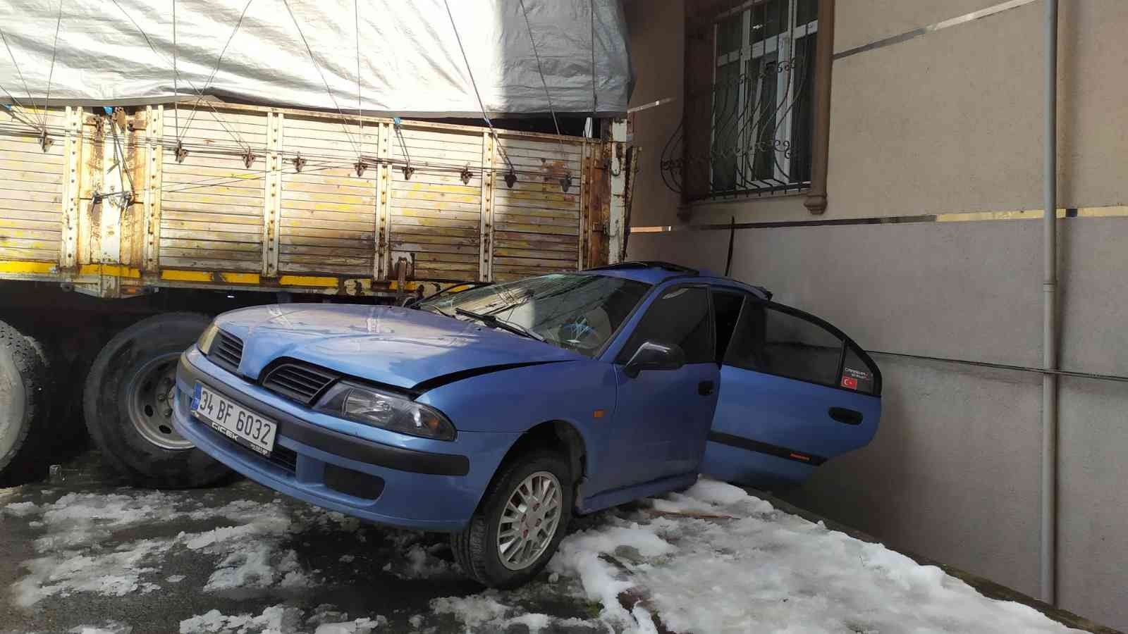 Küçükçekmece’de freni boşalan kamyon, iki otomobile çarptı. Kamyon sürüklediği otomobille birlikte bir binanın duvarına çarparak durdu. Binanın ...