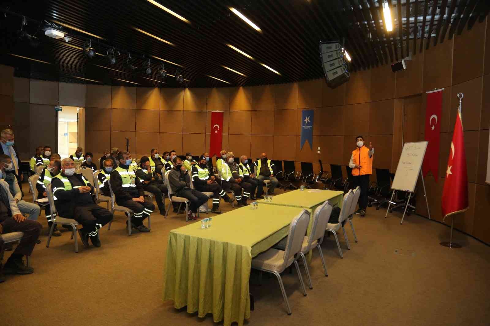 Küçükçekmece Belediyesi Destek Hizmetleri Müdürlüğü’ne bağlı Sivil Savunma Amirliği ekipleri, muhtemel deprem ve doğal afetlere karşı ...