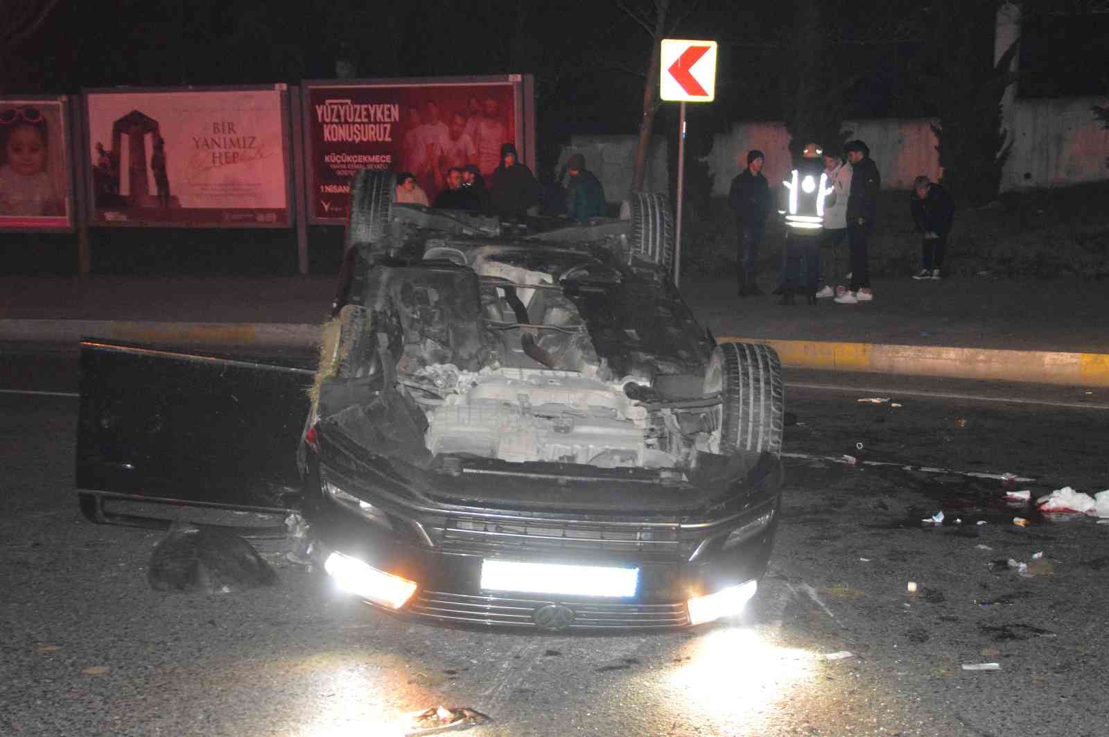 Küçükçekmece’de kavşağı fark edemeyen sürücü kontrolünü kaybettiği araçla takla attı. Kazada araçta bulunan 6 kişi yaralandı. Kaza saat 02.00’da ...