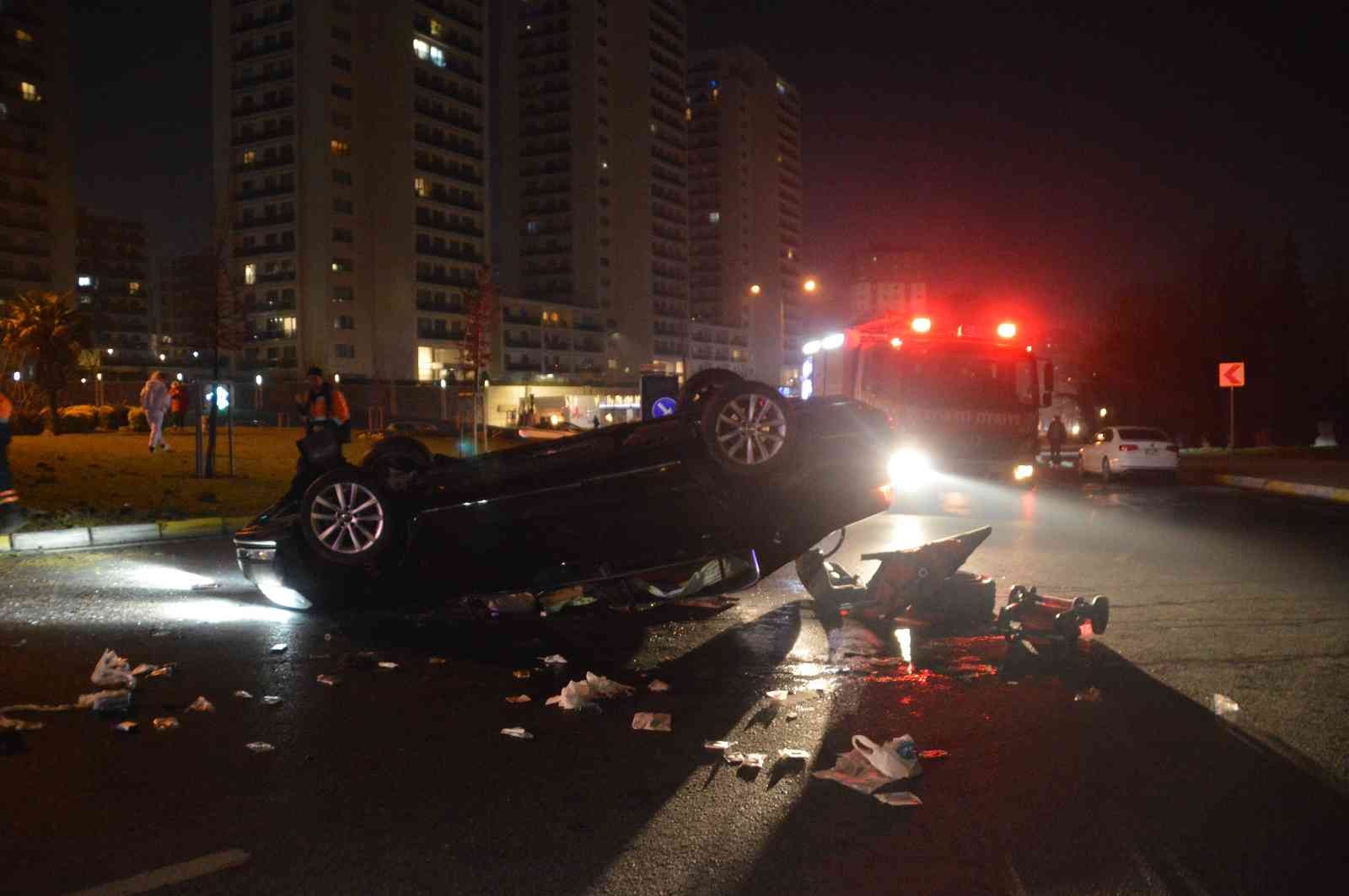 Küçükçekmece’de kavşağı fark edemeyen sürücü kontrolünü kaybettiği araçla takla attı. Kazada araçta bulunan 6 kişi yaralandı. Kaza saat 02.00’da ...