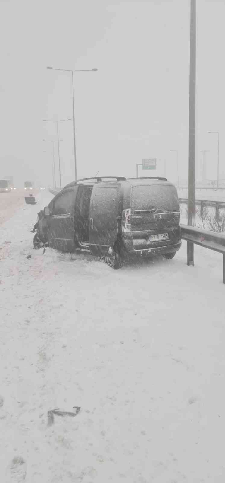 Kar yağışı nedeniyle kayganlaşan Kuzey Marmara Otoyolu’nda kontrolünü kaybeden hafif ticari araç sürücüsü, servis aracına çarptı. Çarpmanın ...