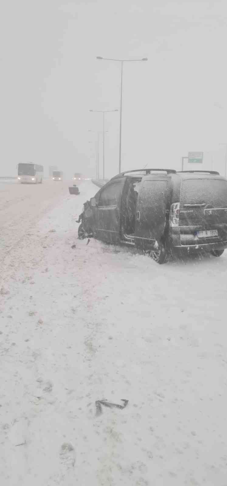 Kar yağışı nedeniyle kayganlaşan Kuzey Marmara Otoyolu’nda kontrolünü kaybeden hafif ticari araç sürücüsü, servis aracına çarptı. Çarpmanın ...