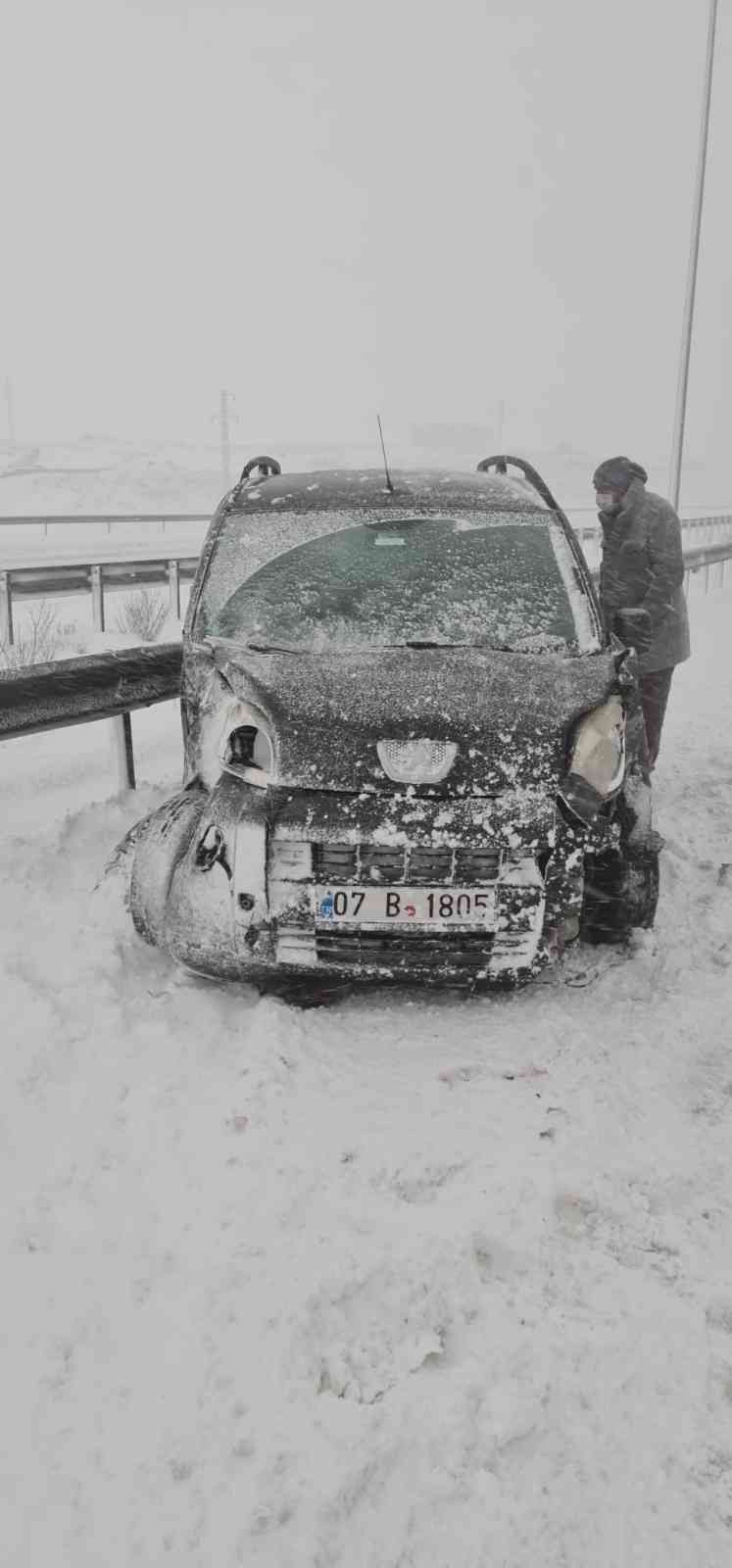 Kar yağışı nedeniyle kayganlaşan Kuzey Marmara Otoyolu’nda kontrolünü kaybeden hafif ticari araç sürücüsü, servis aracına çarptı. Çarpmanın ...