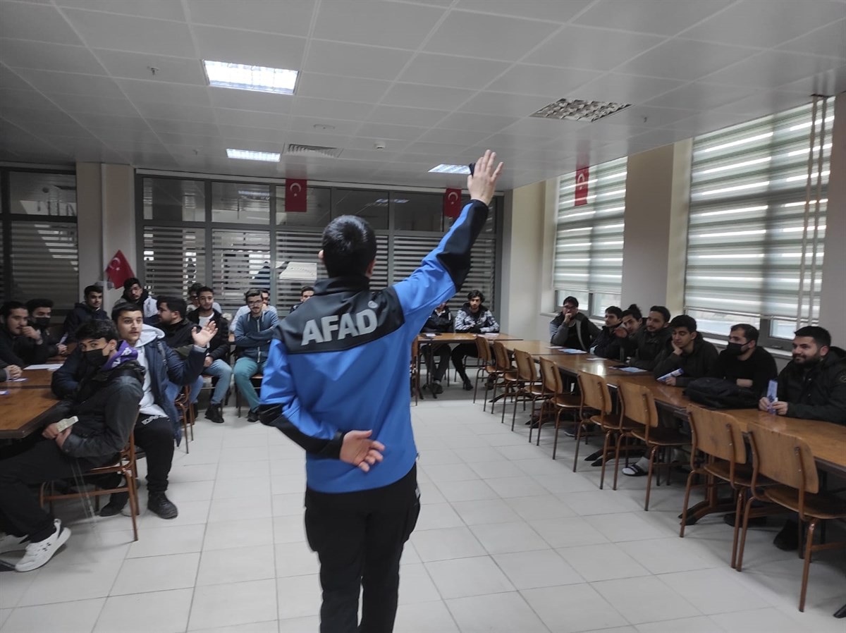 Kredi ve Yurtlar Kurumu (KYK) Çorlu Erkek Öğrenci Yurdu personel ve öğrencilerine afet ve acil durumlara yönelik farkındalık eğitimi verildi ...