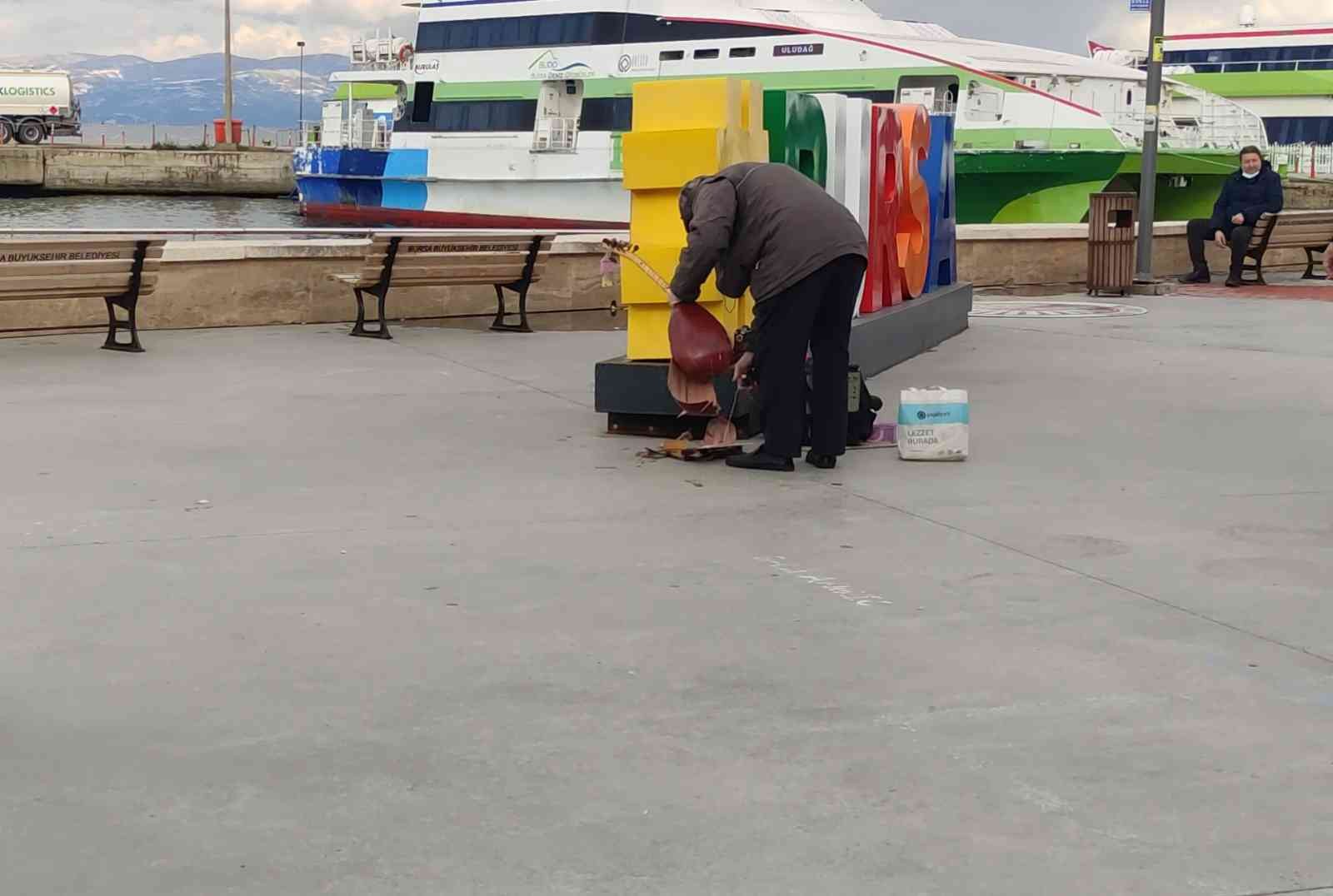 Bursa’da sokak sanatçısının yanından geçenlere laf attığı iddiasıyla çıkan tartışmada sazı kırıldı. Olay Mudanya sahilinde gerçekleşti. Sahilde ...