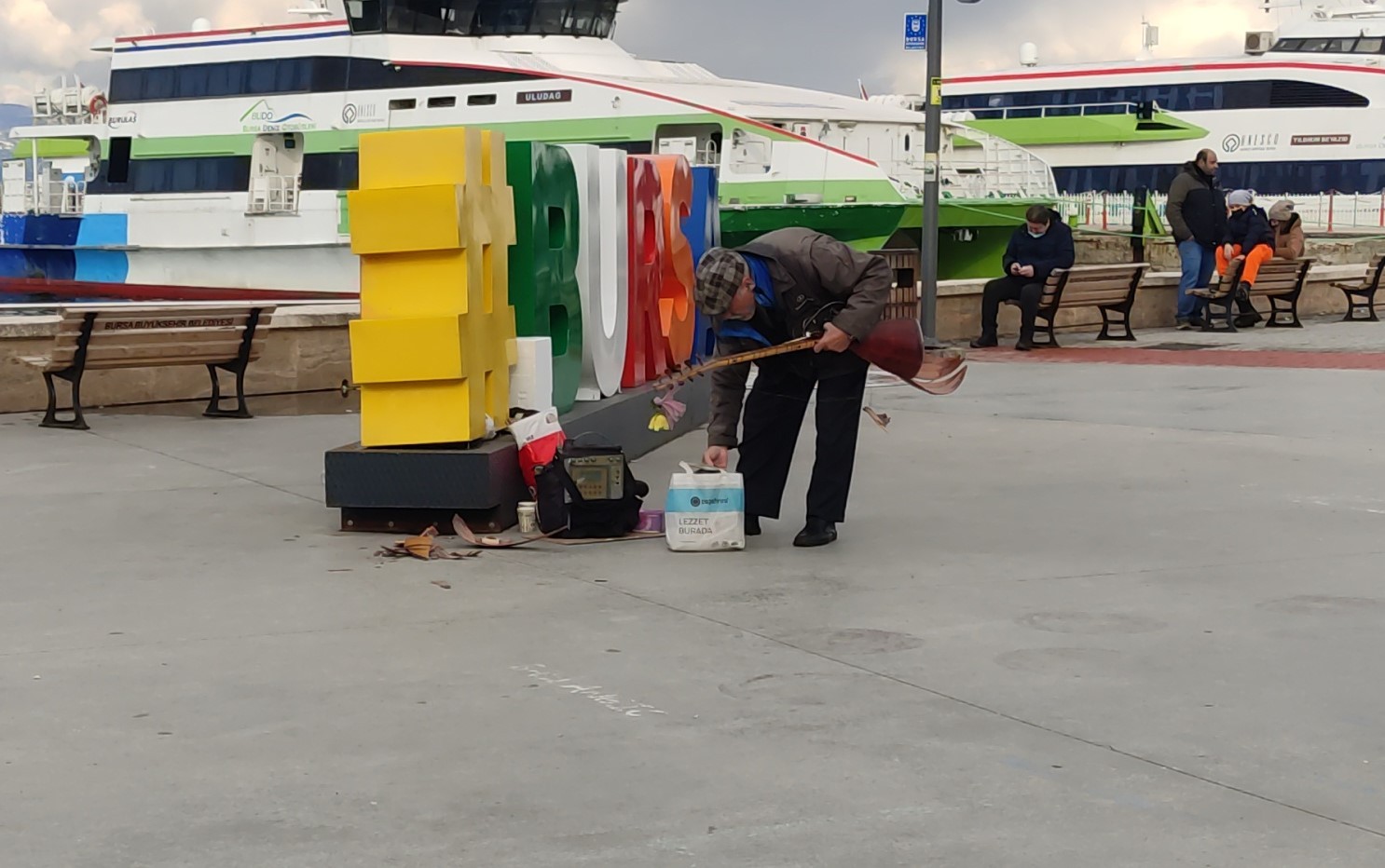 Bursa’da sokak sanatçısının yanından geçenlere laf attığı iddiasıyla çıkan tartışmada sazı kırıldı. Olay Mudanya sahilinde gerçekleşti. Sahilde ...