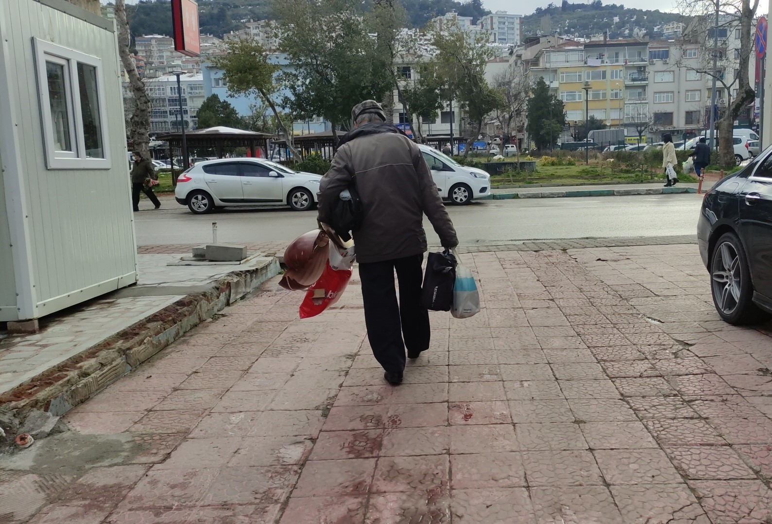 Bursa’da sokak sanatçısının yanından geçenlere laf attığı iddiasıyla çıkan tartışmada sazı kırıldı. Olay Mudanya sahilinde gerçekleşti. Sahilde ...