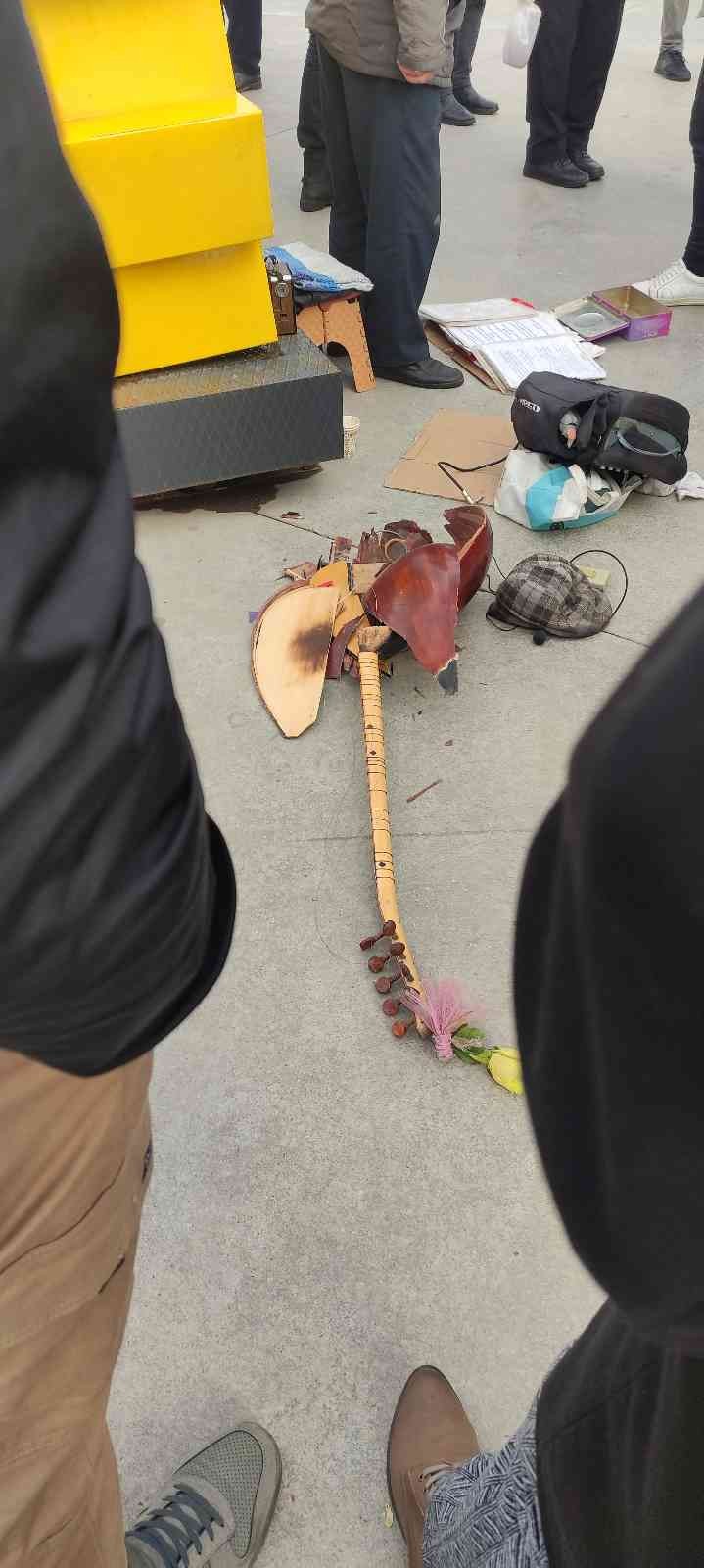 Bursa’da sokak sanatçısının yanından geçenlere laf attığı iddiasıyla çıkan tartışmada sazı kırıldı. Olay Mudanya sahilinde gerçekleşti. Sahilde ...