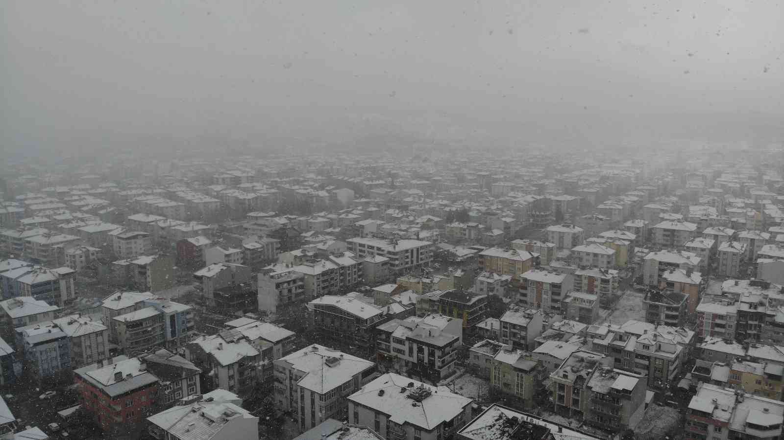 Meteorolojinin uyarılarının ardından Balıkesir’in birçok ilçesinde etkili olmaya başlayan kar yağışı, dron ile görüntülendi. Sabah saatlerinde ...