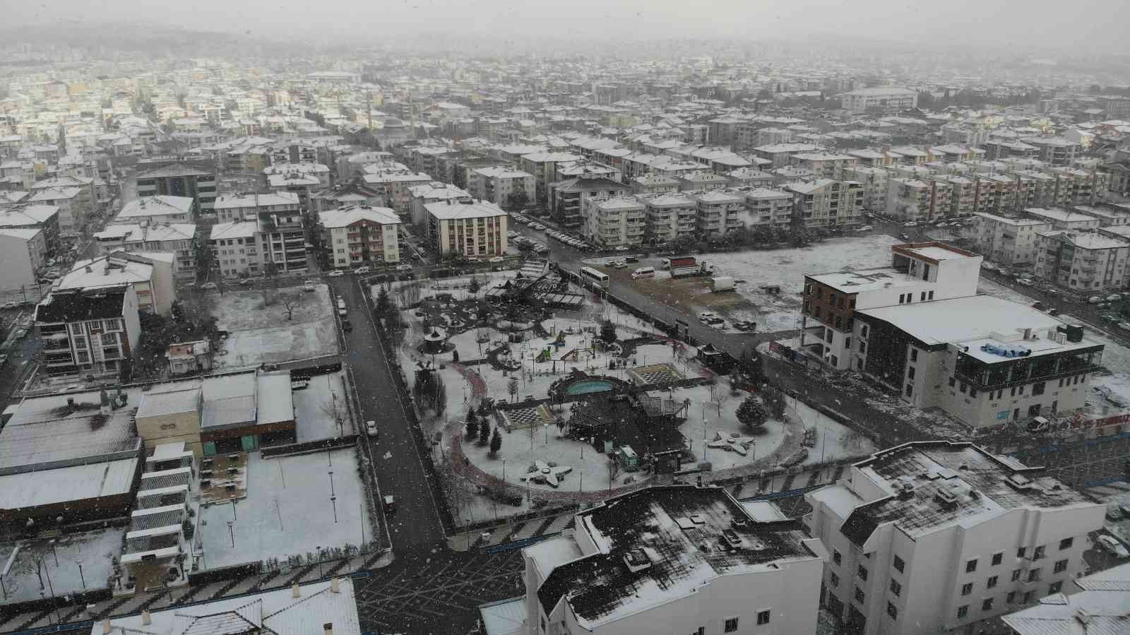 Meteorolojinin uyarılarının ardından Balıkesir’in birçok ilçesinde etkili olmaya başlayan kar yağışı, dron ile görüntülendi. Sabah saatlerinde ...