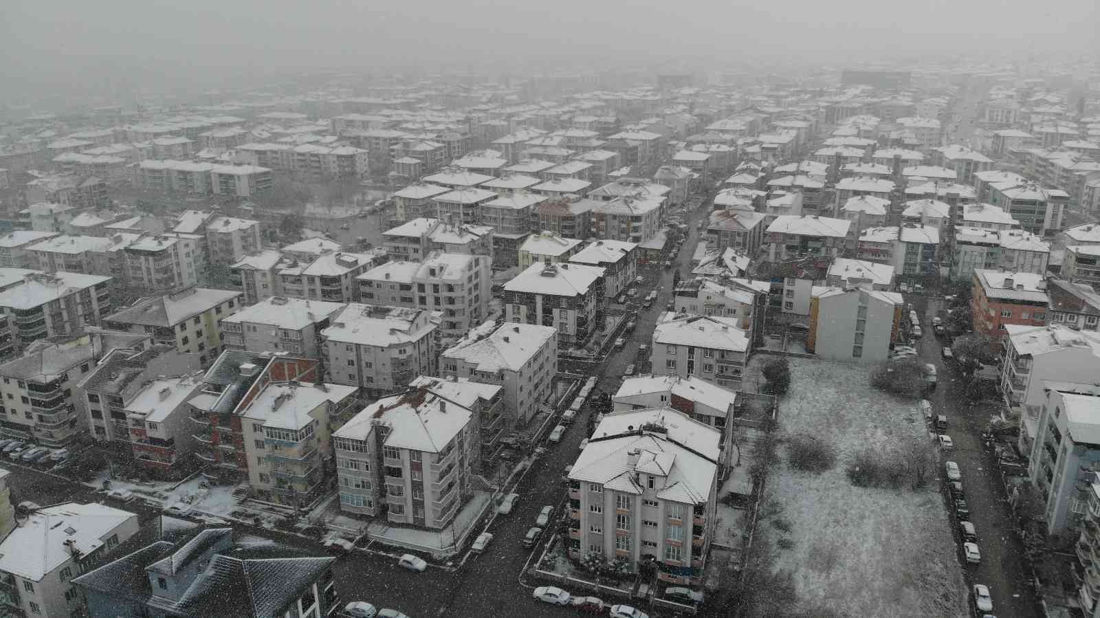 Meteorolojinin uyarılarının ardından Balıkesir’in birçok ilçesinde etkili olmaya başlayan kar yağışı, dron ile görüntülendi. Sabah saatlerinde ...