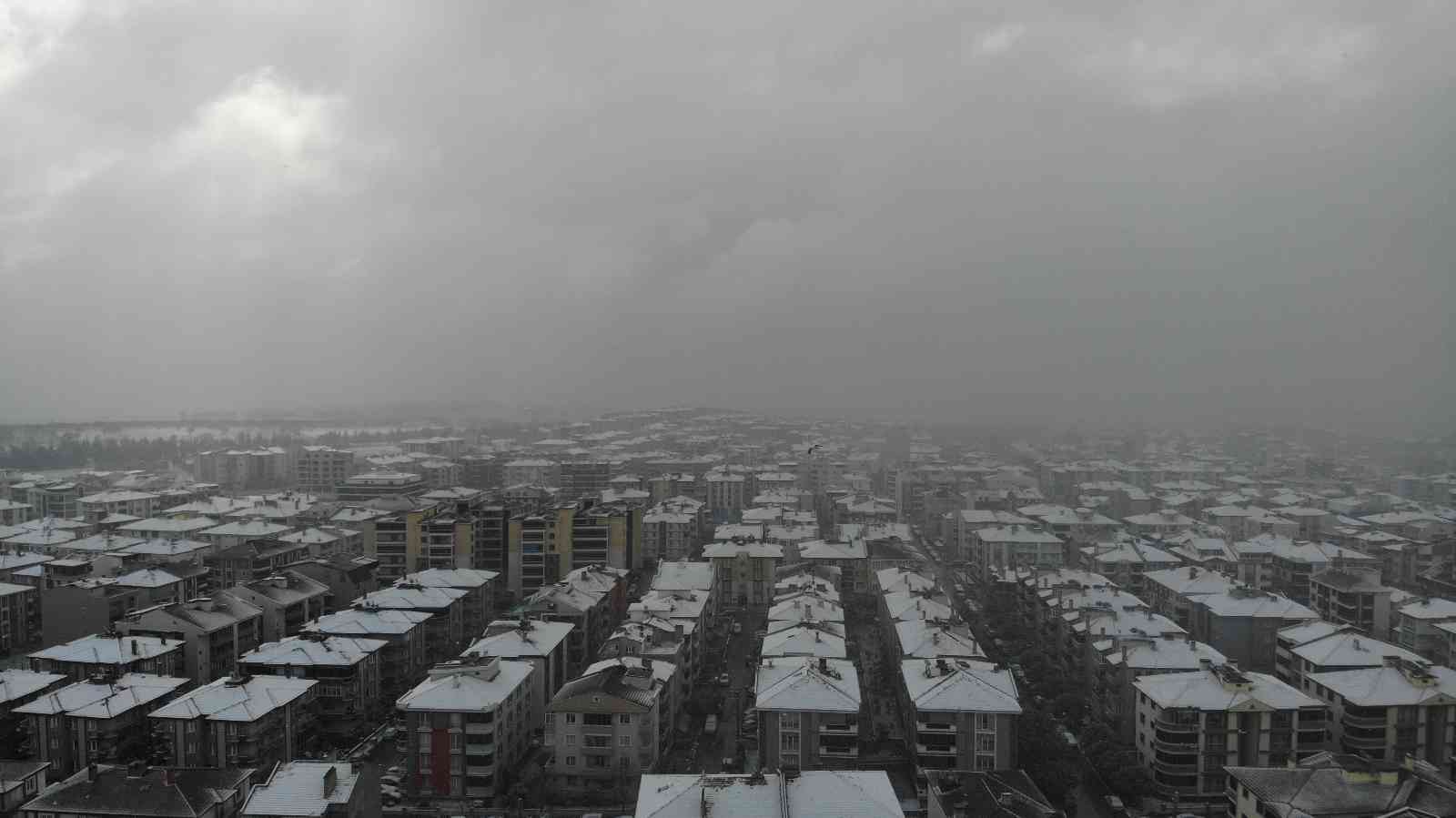 Meteorolojinin uyarılarının ardından Balıkesir’in birçok ilçesinde etkili olmaya başlayan kar yağışı, dron ile görüntülendi. Sabah saatlerinde ...