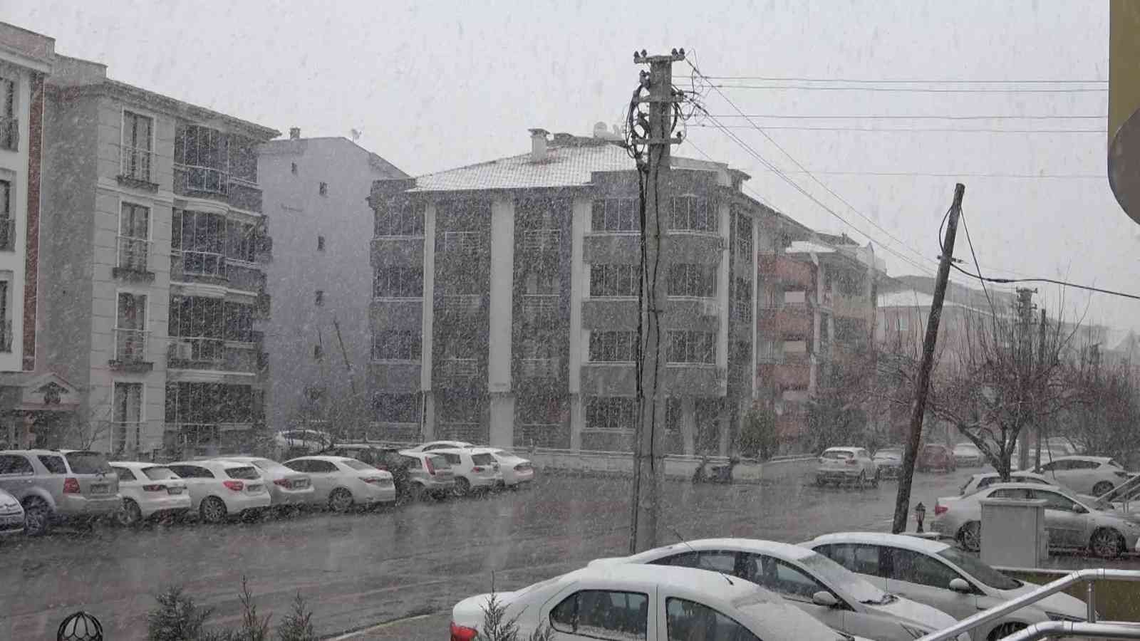 Meteorolojinin uyarılarının ardından Balıkesir’in birçok ilçesinde etkili olmaya başlayan kar yağışı, dron ile görüntülendi. Sabah saatlerinde ...