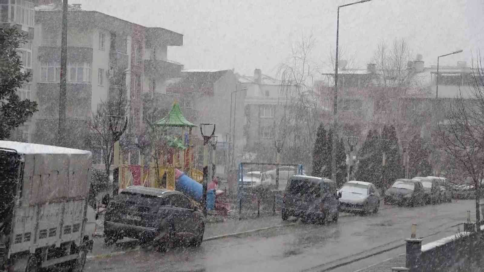 Meteorolojinin uyarılarının ardından Balıkesir’in birçok ilçesinde etkili olmaya başlayan kar yağışı, dron ile görüntülendi. Sabah saatlerinde ...