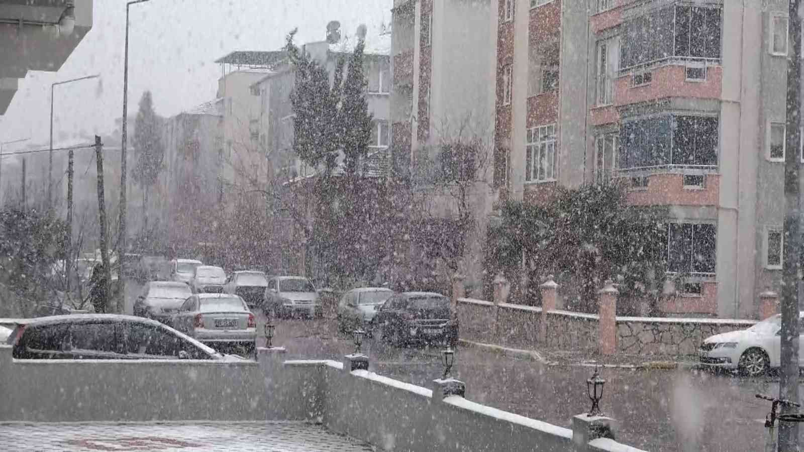 Meteorolojinin uyarılarının ardından Balıkesir’in birçok ilçesinde etkili olmaya başlayan kar yağışı, dron ile görüntülendi. Sabah saatlerinde ...