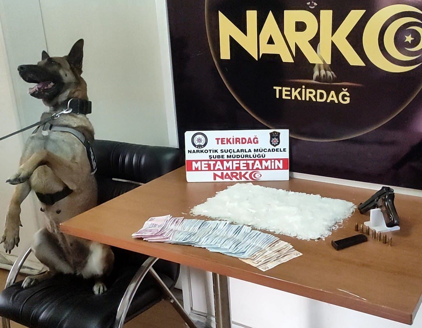 Tekirdağ’da şüphe üzerine durdurulan araçta 1 kilogram metamfetamin ele geçirildi. Tekirdağ İl Emniyet Müdürlüğü Narkotik Suçlarla Mücadele Şube ...