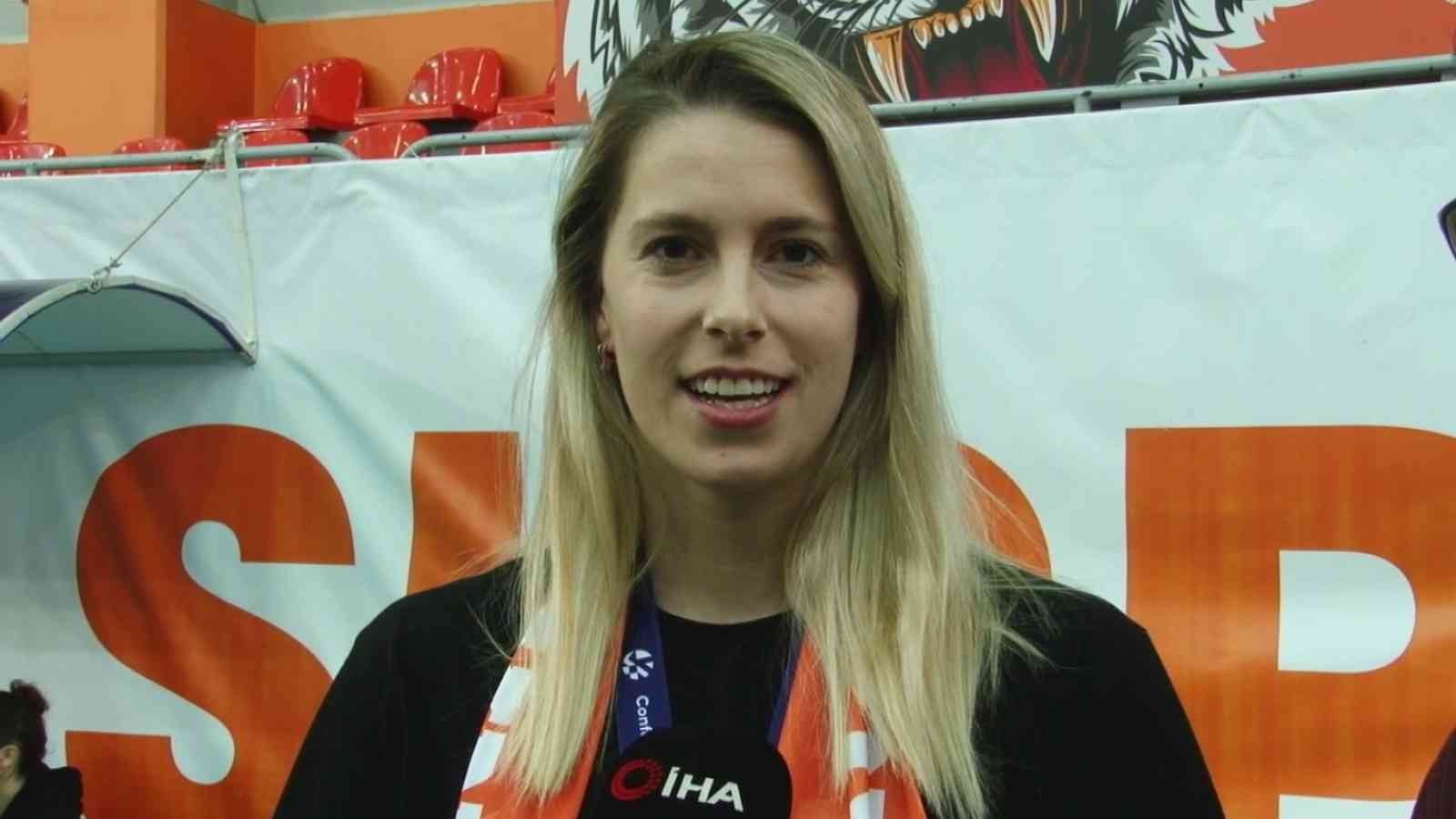 Eczacıbaşı Dynavit’in Belçikalı voleybolcusu Laura Heyrman, CEV Kupası’nda şampiyon olmanın tarif edilmesi zor bir duygu olduğunu söyledi ...